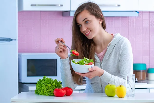 Young Happy Healthy Woman Sportswear Eating Fresh Vegetable Salad While — Stock Photo, Image