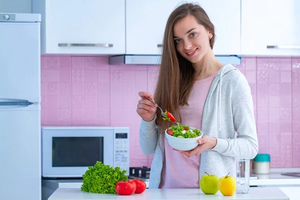 Lachende Gelukkige Gezonde Vrouw Sportkleding Die Thuis Verse Groentesalade Eet — Stockfoto