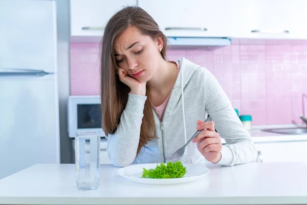 Smutná Nešťastná Mladá Žena Unavená Diety Nechce Jíst Organické Čisté — Stock fotografie