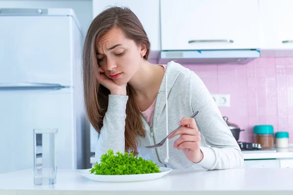 Mulher Infeliz Triste Está Cansada Fazer Dieta Não Quer Comer — Fotografia de Stock