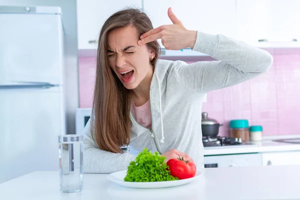 Smutná Nešťastná Žena Unavená Diety Vyhubit Dietou Přinutit Jíst Organické — Stock fotografie
