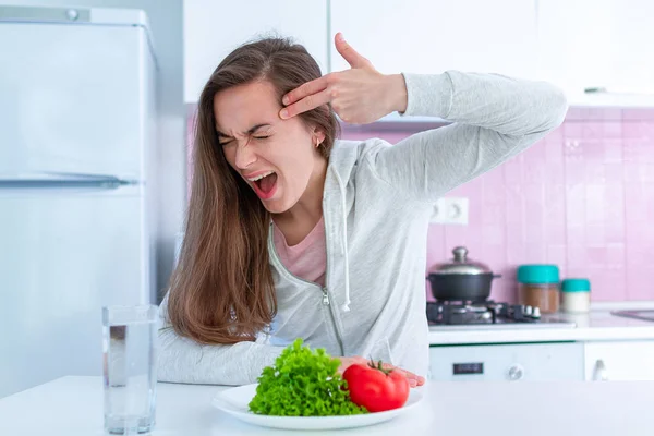 Smutná Nešťastná Žena Unavená Diety Vyhubit Dietou Přinutit Jíst Organické — Stock fotografie