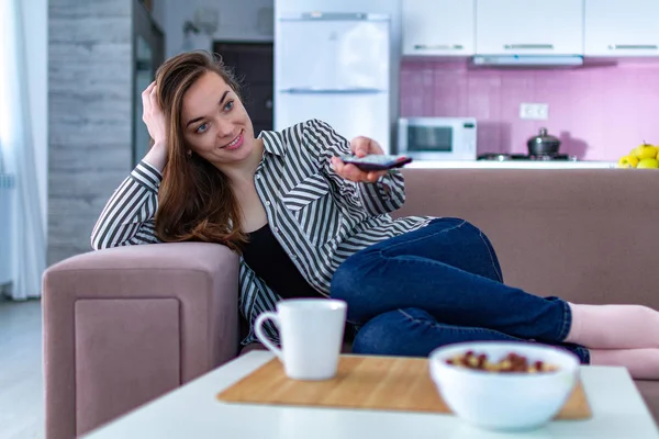 Jovem Atraente Mulher Feliz Descansando Sofá Assistindo Casa — Fotografia de Stock