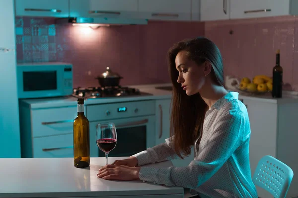 Jovem Jovem Solitária Infeliz Triste Bonita Uma Blusa Com Copo — Fotografia de Stock