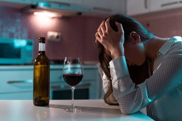Mutsuz Yalnız Kırmızı Şaraplı Genç Bir Kadın Akşamları Evde Tek — Stok fotoğraf