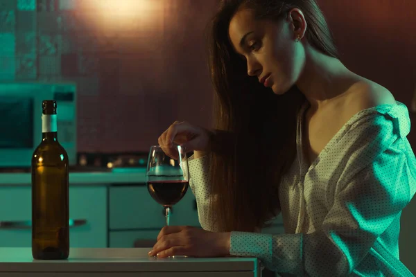 赤ワインとロンリー 悲しい 美しい若い女性は夜に自宅で一人で飲んでいます 女性のアルコール依存症 — ストック写真