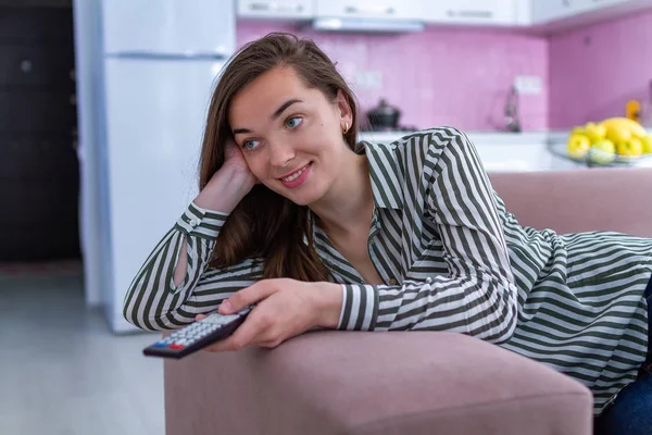 Jovem Atraente Mulher Feliz Descansando Sofá Assistindo Casa — Fotografia de Stock