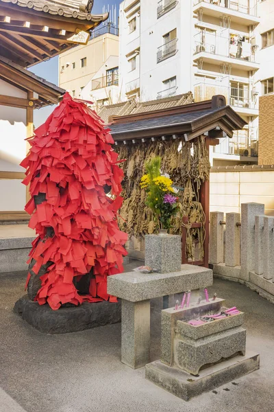 Άγαλμα Της Βουδιστικής Θεότητας Akagami Nio Καλυμμένο Κόκκινα Χαρτιά Κατατεθειμένα — Φωτογραφία Αρχείου