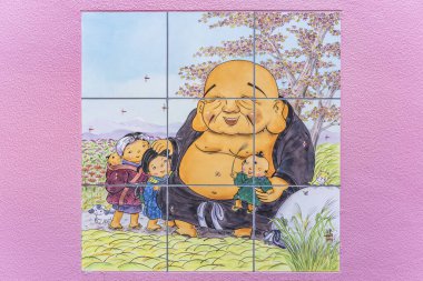 Tabata, Japonya - 3 Ocak 2019: Tokyo Shushoin Tapınağı 'nın Pembe Duvarı Budist tanrı Hoteison sembolünün fayanslarıyla süslenmiştir..