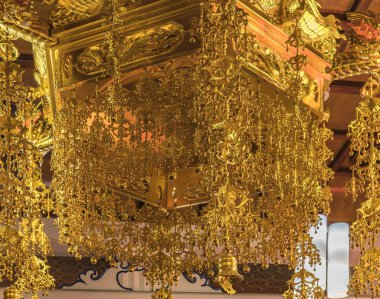 Hokkeshu Tarikatı 'nın Shushoin Tapınağı' nın içinde tengai adında altın yaldızlı bir baldachin ile süslenmiştir. Bu, Hindistan 'da eskiden Buda' yı korumak için kullanılan şemsiyeyi simgeler..