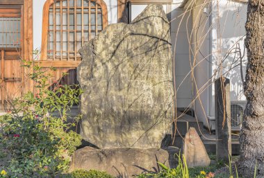 Tokyo, Japonya - 3 Ocak 2019: Tokyo 'nun Seiunji zen tapınağındaki Nippori Funatsunagimatsu adlı taş anıt, Muromachi döneminde büyük bir çam ağacının tekneler için dönüm noktası olarak kullanıldığı yer olan nippori denizci çamı anlamına geliyor..