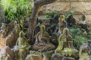 Tokyo, Japonya - 03 Ocak 2019: Tokyo 'daki Choanji Tapınağı' nda Itahi anısına dikilmiş 16 Budizm arkasından taş heykeller..