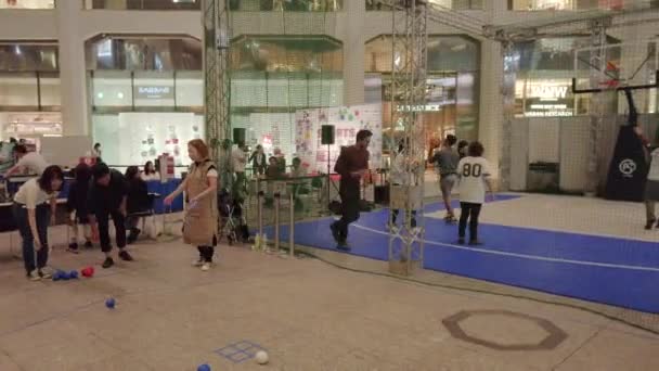 Video der Veranstaltung "Sportpark 2020" zum Thema der zukünftigen olympischen und paralympischen Spiele von Tokio im Jahr 2020. im japanischen Post-Kitte-Gebäude des Tokioter Bahnhofs konnten Passanten die Olympiade testen — Stockvideo