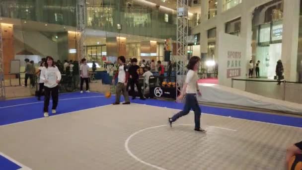 Wideo z wydarzenia "Park Sportowy 2020" zorganizowanego na temat przyszłych Igrzysk Olimpijskich i Paraolimpijskich w Tokio w 2020 roku. W Japan Post Budynek latawca Tokyo Station przechodnie-by mógł przetestować Olympi — Wideo stockowe