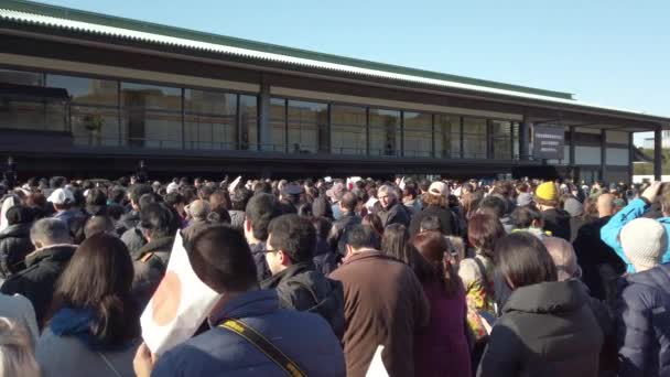 Video van mensen die wachten op de verschijning van de keizer en keizerin van Japan ter gelegenheid van het nieuwe jaar in het keizerlijk paleis van Tokio. — Stockvideo