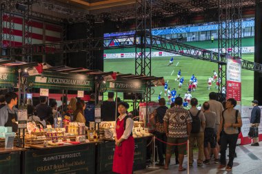 Tokyo, Japonya - Ekim 06 2019: Japonya 'da düzenlenen 2019 Rugby Dünya Kupası ragbi maçı için İngiltere bayrağı ile süslenmiş dev bir ekranda yayınlanan olay.