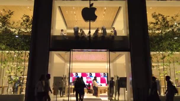Видео туристов клиентов у входа в Apple Store Токийского вокзала на площади Маруноути ночью — стоковое видео