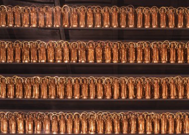 Tokyo Yanaka mezarlığındaki Tennoji Budizmi 'nin Tennoji Tapınağı' nın duvarında Buda Sentaibutsu 'nun binlerce ahşap heykeli var..