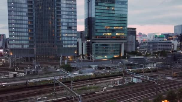 Видео медленного движения японских поездов Синкансэн, пристыкованных на станции Токио . — стоковое видео