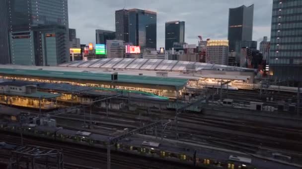 Відео руху японських поїздів Сінкансен, пристикованих на станції Токіо.. — стокове відео