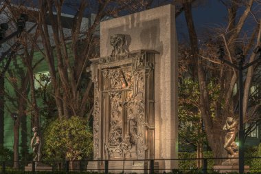 Tokyo, Japonya - Ocak 07: 2020: Fransız sanatçı Auguste Rodin 'in Ueno' nun Ueno ilçesindeki Ulusal Batı Sanatları Müzesi 'nin girişinde Cehennem Kapıları' nın anıtsal heykeli.