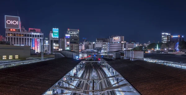 東京都 2020年1月7日東京の線路を見下ろす上野駅屋上の高角度夜景 — ストック写真