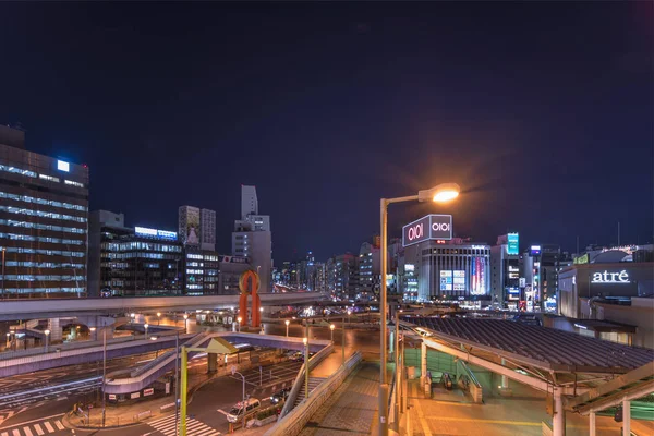 東京都 2020年1月7日 東京の首都高速道路が見下ろす上野駅の歩道デッキの夜景 — ストック写真