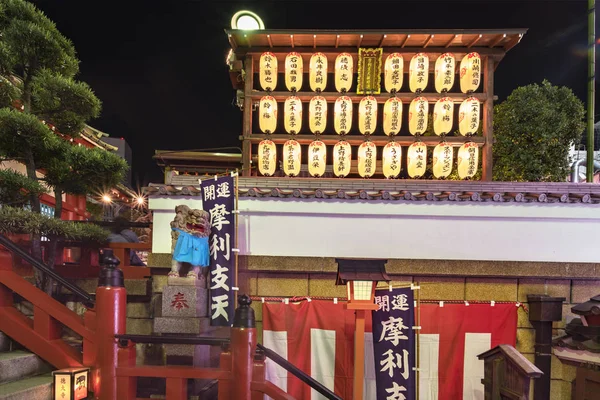東京都 2020年1月2日 夜に東京 アメ横にある徳大寺の入口を警備する小米犬 — ストック写真