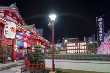 Tokyo, Japonya - Ocak 02 2020: Tokyo 'nun Ameyoko caddesindeki Budist Tokudaiji Tapınağı gece kağıt fenerlerle aydınlatıldı.