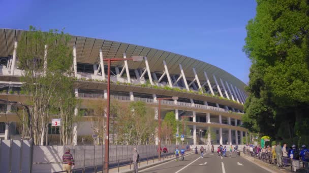 Video statik stadion Olimpiade Baru Tokyo dirancang oleh arsitek Kengo Kuma di mana akan bermain atletik dan sepak bola di Olimpiade Musim Panas Tokyo 2020 . — Stok Video