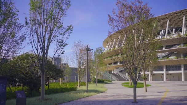 Pan video van het nieuwe Olympisch stadion van Tokio ontworpen door de architect Kengo Kuma waar atletiek en voetbal zal worden gespeeld op de Olympische Zomerspelen van Tokio 2020. — Stockvideo