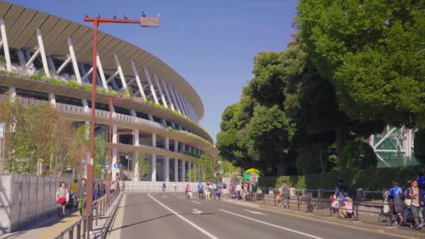 Pan-Video des neuen Olympiastadions von Tokio, entworfen vom Architekten Kengo Kuma, wo bei den Olympischen Sommerspielen 2020 in Tokio Leichtathletik und Fußball gespielt werden. — Stockvideo