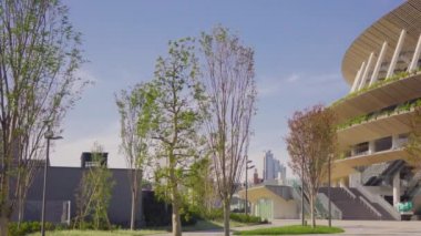 Tokyo Yeni Olimpiyat Stadyumu 'nun video klibi, 2020 Tokyo Yaz Olimpiyatları' nda atletizm ve futbol oynayacak olan mimar Kengo Kuma tarafından tasarlandı..