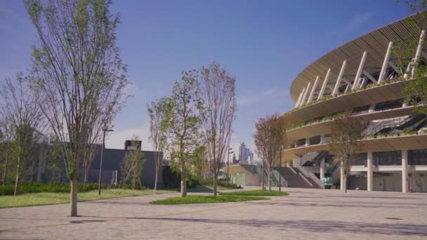 Pan videó a tokiói Új Olimpiai Stadionról, amit Kengo Kuma építész tervezett, ahol atlétikát és focit fognak játszani a Tokyo Summer Olympics 2020-on. — Stock videók