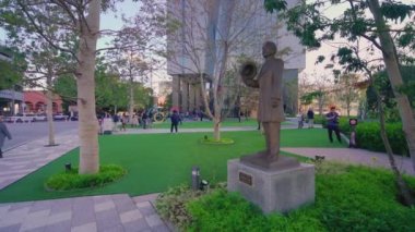 Japonya Olimpiyat Müzesi 'nin Olimpiyat Yüzükleri Anıtı' nın önündeki Uluslararası Olimpiyat Komitesi 'nin ilk Asyalı üyesi olan Judo Spor Disiplini Kano Jigoro' nun bronz heykelinin Pan videosu.