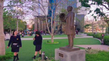 Japonya Olimpiyat Müzesi 'nin Olimpiyat Yüzükleri Anıtı' nın önündeki Uluslararası Olimpiyat Komitesi 'nin ilk Asyalı üyesi olan Judo Spor Disiplini Kano Jigoro' nun bronz heykelinin Pan videosu.