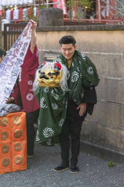 ueno, japan - Ocak 02 2020: Japon dansçı Ueno Park Shinobazu gölündeki yeni yıl dansından sonra geleneksel Shishimai aslanı kostümünü çıkarıyor..