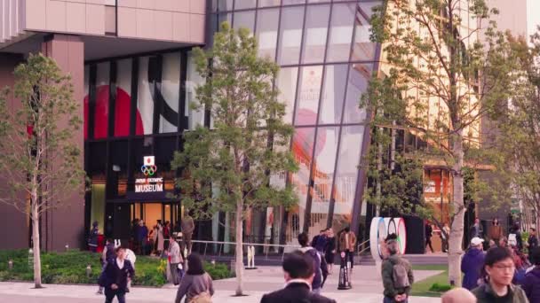 Video del edificio del Museo Olímpico de Japón operado por el Comité Olímpico de Japón diseñado por Mitsubishi Jisho Sekkei para los Juegos Olímpicos y Paralímpicos de Tokio 2020 . — Vídeos de Stock