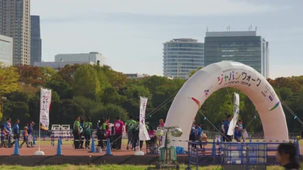 为2020年东京奥运会和残奥会组织的名为"日本2019年秋季步行"的活动视频，参加者可以一起散步，享受残疾人体育运动. — 图库视频影像