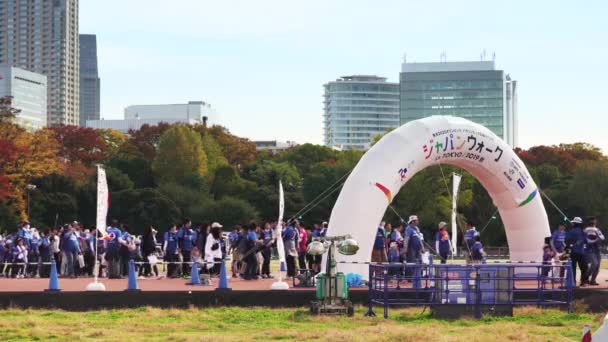 Vídeo de um evento chamado "Japan Walk in Tokyo 2019 Autumn" organizado para os Jogos Olímpicos e Paraolímpicos de Tóquio 2020, onde os participantes podem caminhar juntos e desfrutar de esportes para pessoas com deficiência . — Vídeo de Stock