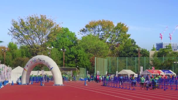 Video av et arrangement kalt "Japan Walk in Tokyo 2019 Høst" arrangert for de Olympiske og Paralympiske leker 2020 i Tokyo der deltakere kan gå sammen og nyte idrett for funksjonshemmede . – stockvideo