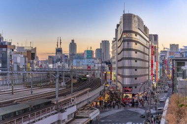 Tokyo, Japonya - Ocak 02 2020: Ueno Park Caddesi 'nin yüksek açısı Yamanote Hattı demiryolları tarafından gözden kaçırıldı ve Tokyo' da Ameyoko 'nun gezici caddesine çıkıyor..