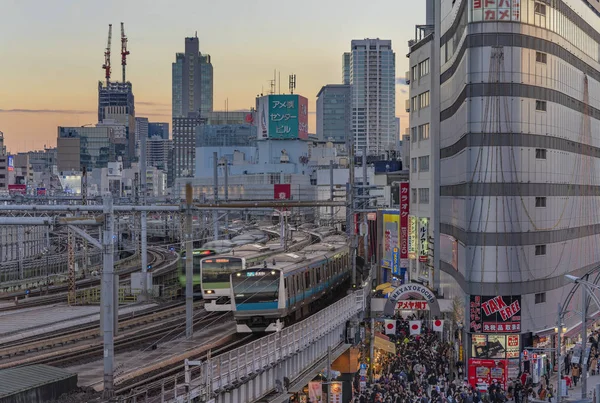 2020 야마노테 철도망이 내려다 우에노 공원의 각도가 도쿄의 아마에 거리로 — 스톡 사진