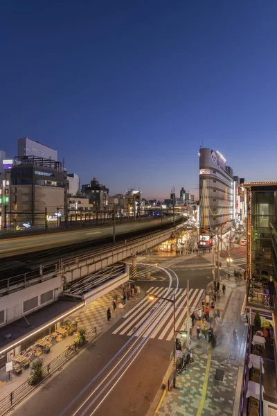 東京都 2020年1月2日 山手線の駅から見下ろす上野公園通りの高角度ビューと日没時に東京のアメ横の観光通りにつながる — ストック写真