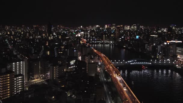 Высокий угол ночной видео Сумида реки и шоссе Токё в районе Асакуса Япония . — стоковое видео