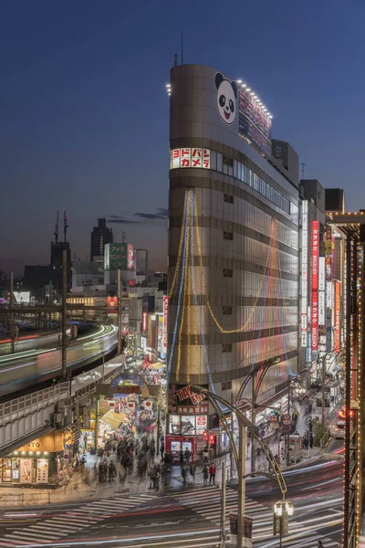 東京都 2020年1月2日 山手線の駅から見下ろす上野公園通りの高角度ビューと日没時に東京のアメ横の観光通りにつながる — ストック写真