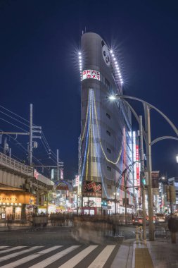 Tokyo, Japonya - Ocak 02 2020: Ueno Park Caddesi 'nin yüksek açılı görüntüsü Yamanote Hattı demiryolları tarafından gözden kaçırıldı ve gece Tokyo' da Ameyoko 'nun gezici caddesine çıkıyor..