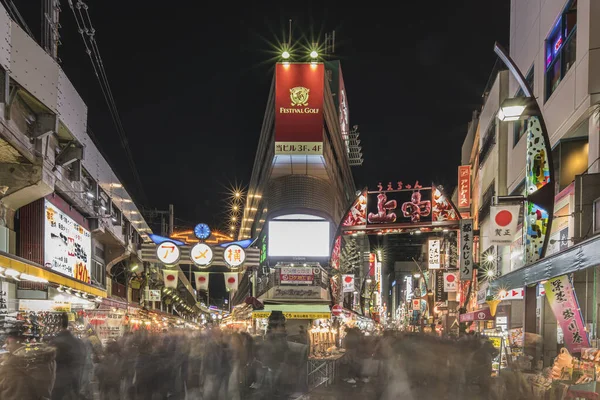 東京都 2020年1月2日 夜に雨中門の雨の子商店街を歩く観光客でにぎわう — ストック写真