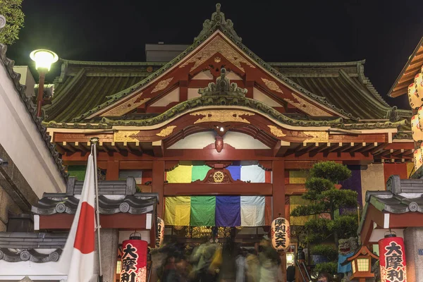 東京都 2020年1月2日 2020年1月2日 東京の有名なアメ横商店街の真石神を祀る日蓮宗徳大寺で 新年の提灯で飾られた玄関階段の夜景 — ストック写真