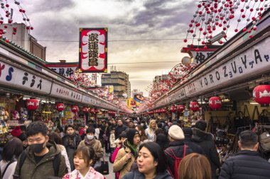 Tokyo, Japonya - 28 Ocak 2020: Nakamise alışveriş caddesinde Thunder Gate Kaminarimaon 'dan Asakusa bölgesindeki Sensoji Budist tapınağına doğru yürüyen turistler.